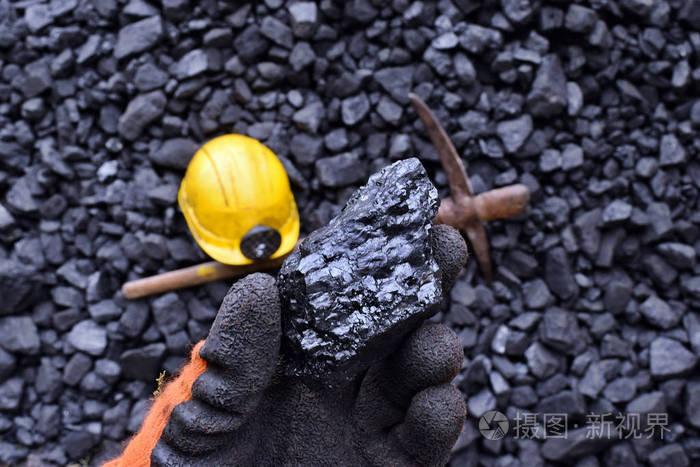 矿工的手显示我的煤图片可用于煤炭开采能源或环境保护的理念